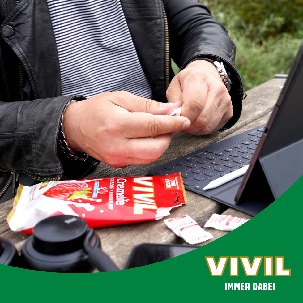 VIVIL Creme Life Erdbeere Bonbonverpackung beim Homeoffice