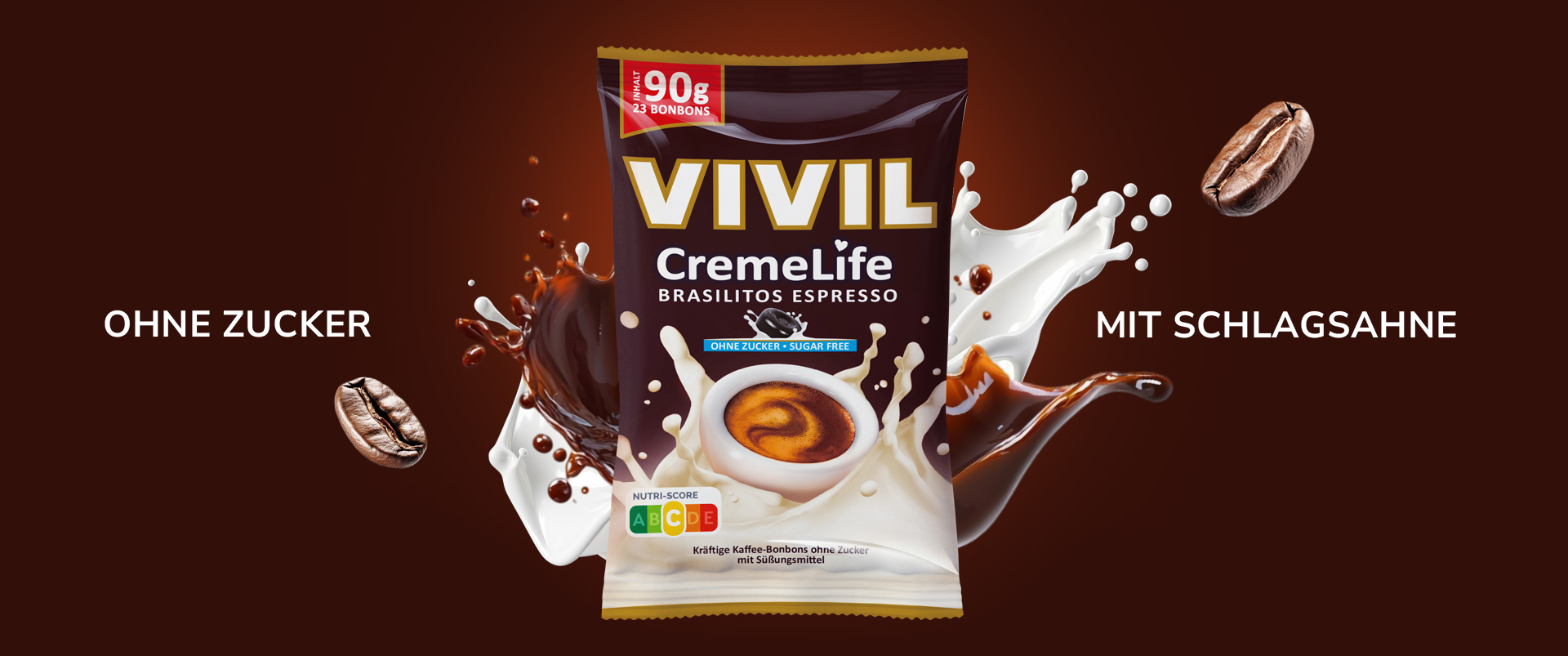 Eine Packung Vivil Creme Life Brasilitos umgeben von einem dynamischen Splash aus Kaffee und Milch, mit fliegenden Kaffeebohnen; hervorgehoben sind die Hinweise ohne Zucker & mit Schlagsahne.