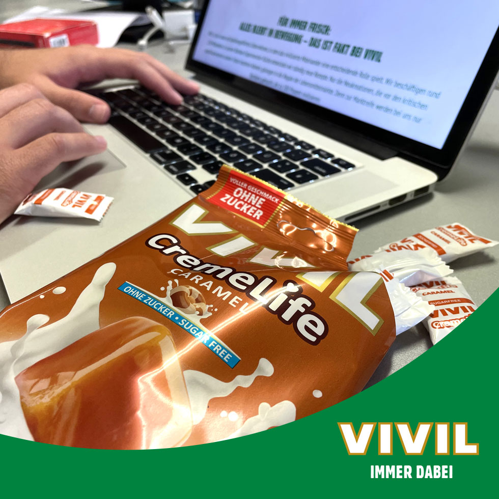 VIVIL Creme Life Caramel Bonbonverpackung neben Schreibtisch