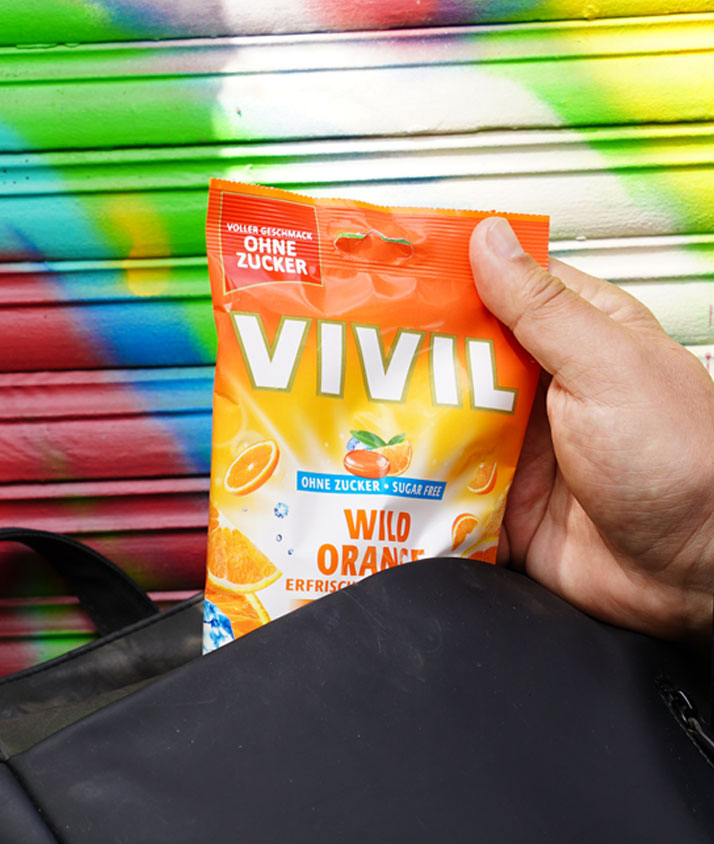 Orangenbonbon wird aus Rucksack gezogen