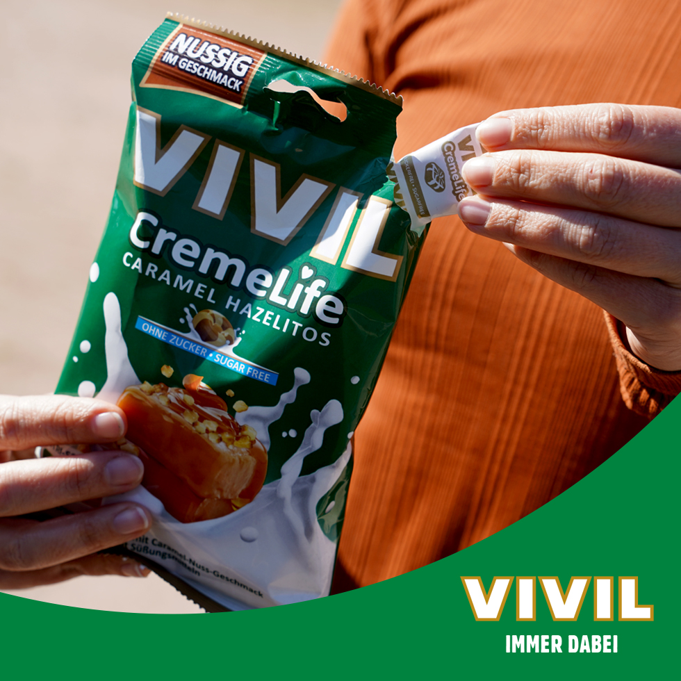 VIVIL Creme Life Hazelitos Bonbons werden aus Tüte genommen
