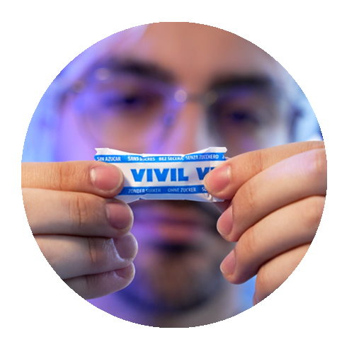 VIVIL Bonbon wird in Kamera gehalten