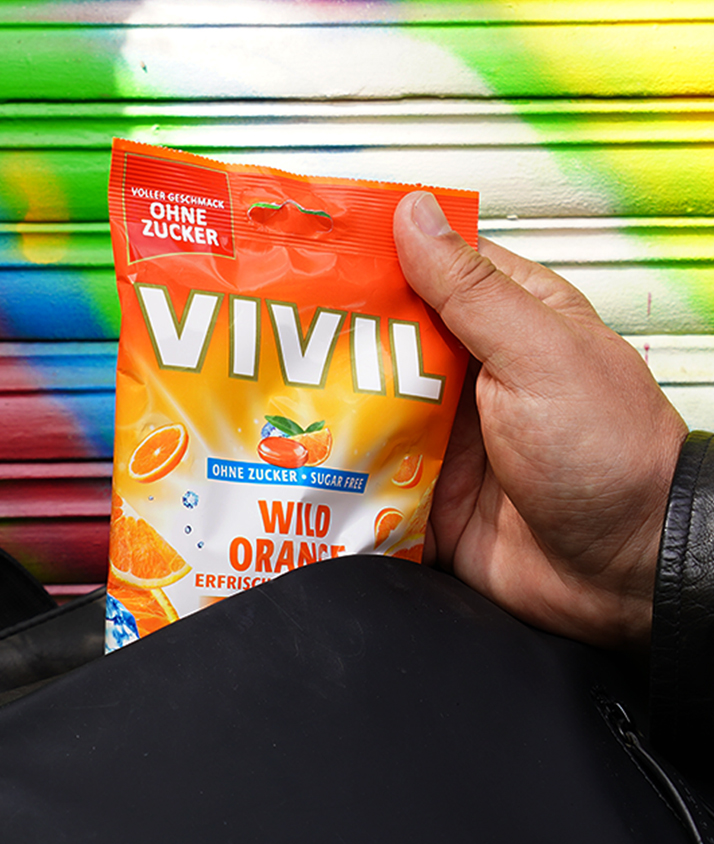 Orangenbonbons werden aus einem schwarzen Rucksack gezogen