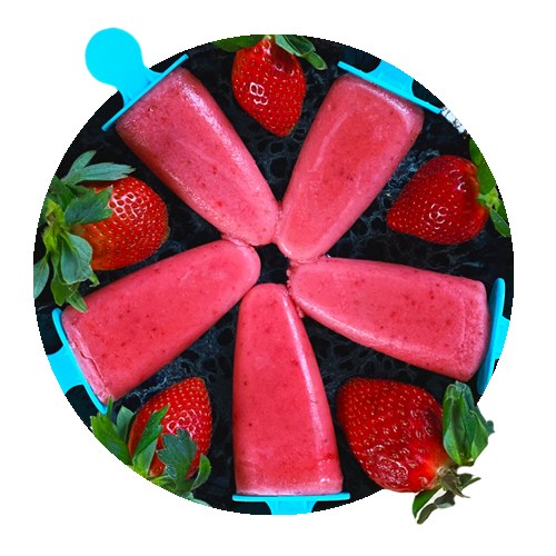 Erdbeereis mit frischen Erdbeeren