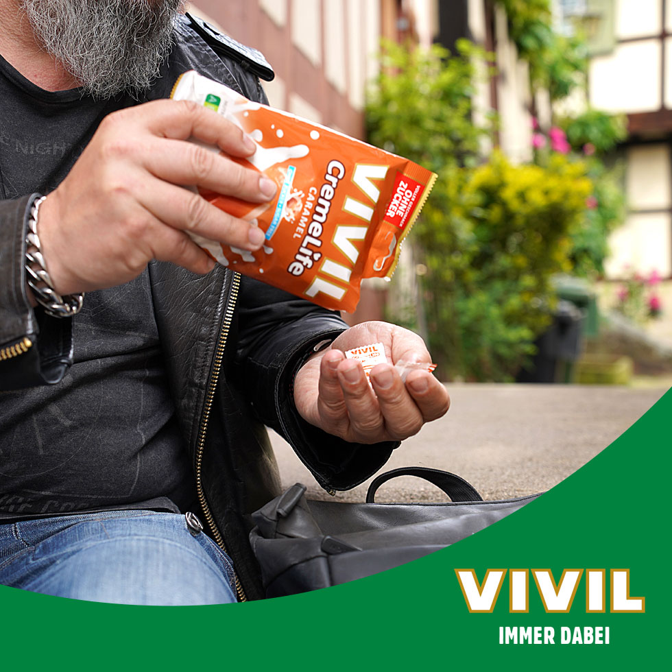 VIVIL Creme Life Caramel Bonbonverpackung wird entleert