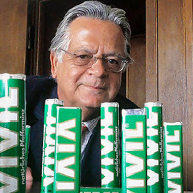 Axel Müller-Vivil vor einigen VIVIL-Rollen