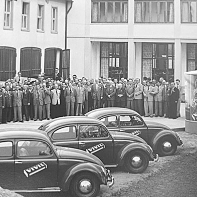 VIVIL Belegschaft vor dem neuen Bürogebäude