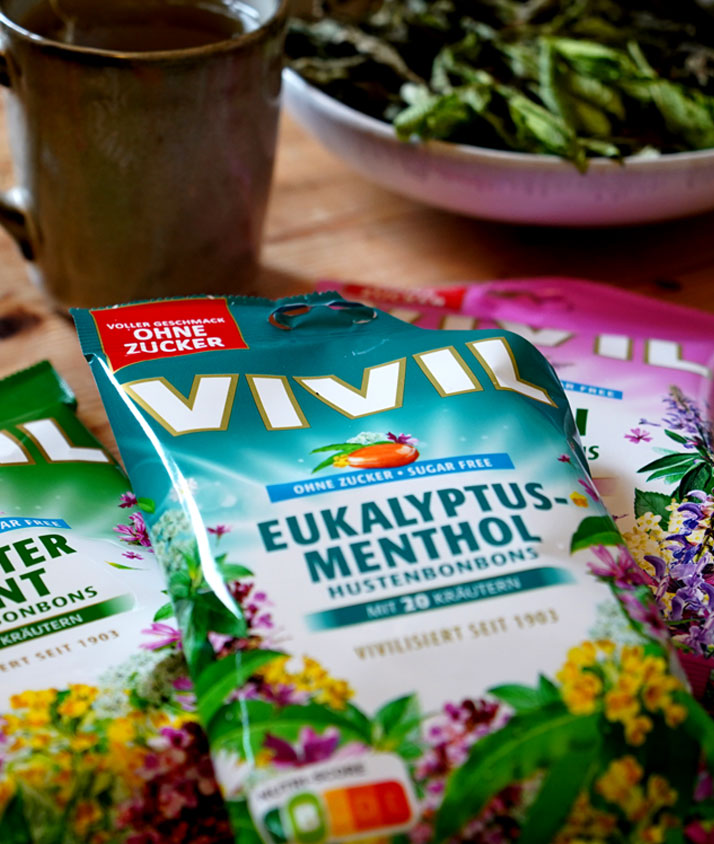 Kräuterbonbons in Tüten auf dem Tisch