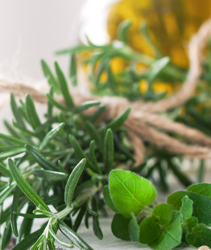 Rosmarin liegt auf dem Tisch in einem hellen Ambiente