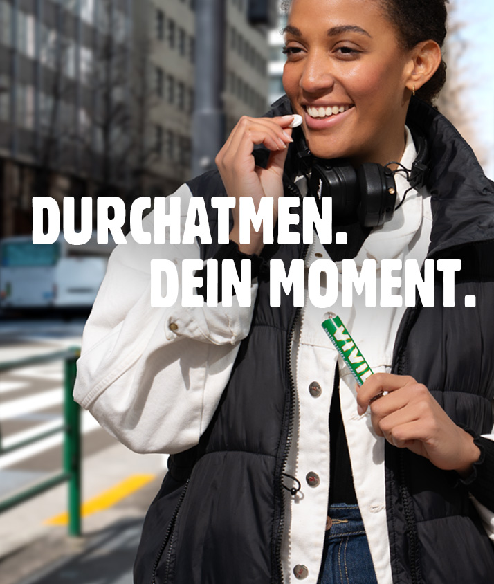 Junge Frau isst VIVIL Bonbon