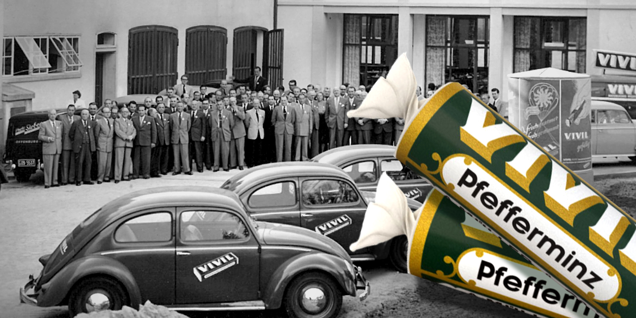 Schwarz-Weiß Bild einer alten Belegschaft und zwei Retrorollen in Weiß, Grün und Gold