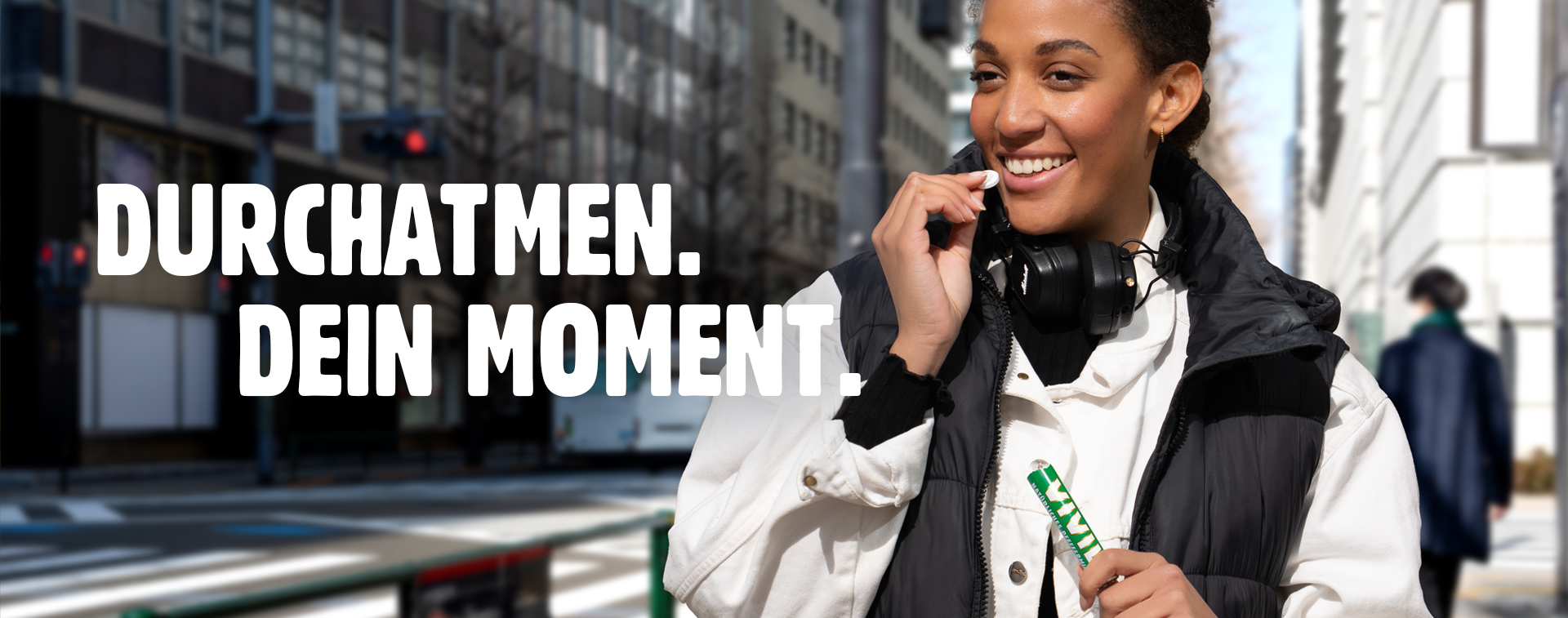 Junge Frau isst VIVIL Bonbon