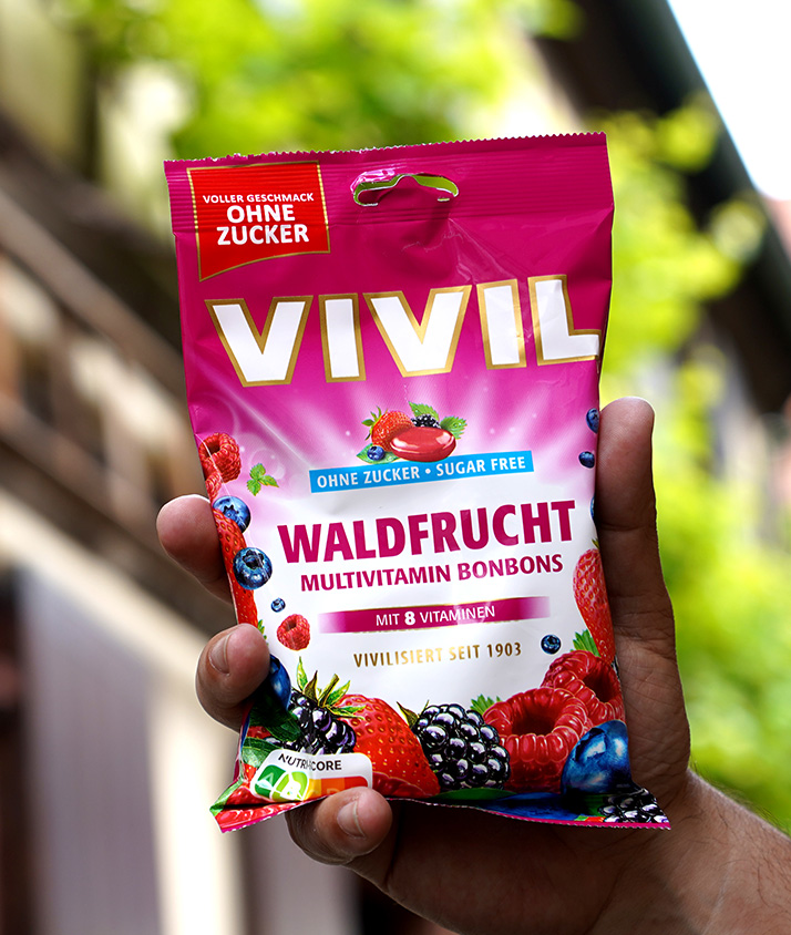 Bonbonbeutel Waldfrucht wird in die Luft gestreckt